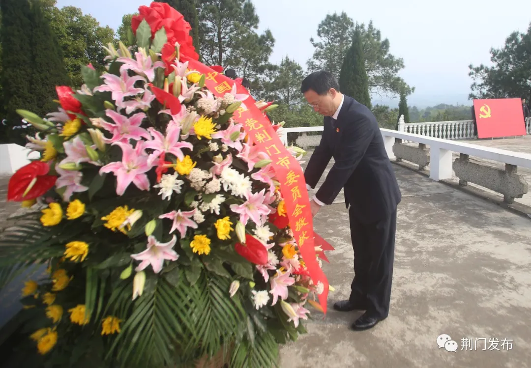 向烈士默哀活動開始後,王祺揚,孫兵等市領導高唱中華人民共和國國歌.