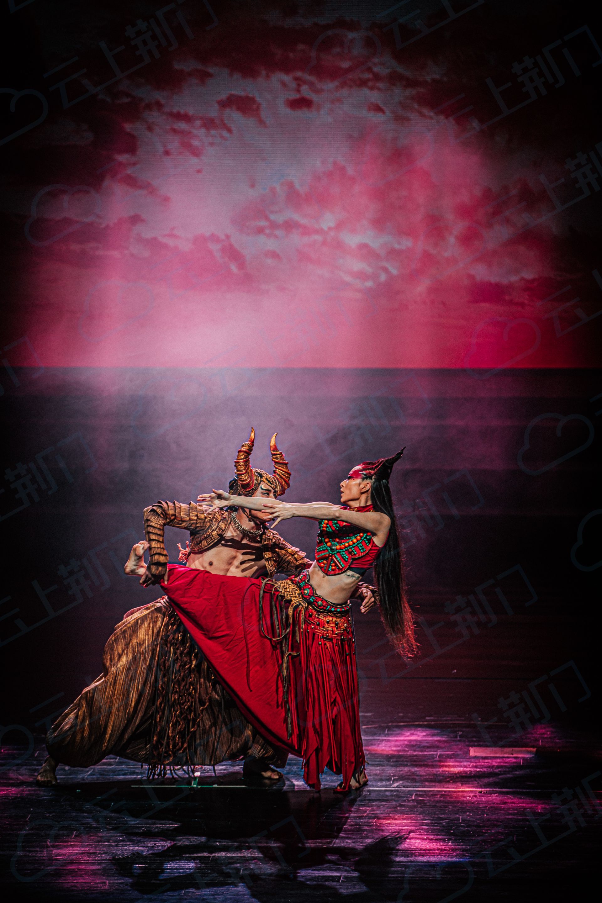 双人舞《春牛图》独舞《雀之灵》剧照据悉,这场杨丽萍经典作品展演在