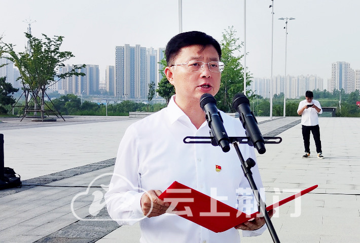 荆门市委书记王祺扬带领党员重温入党誓词