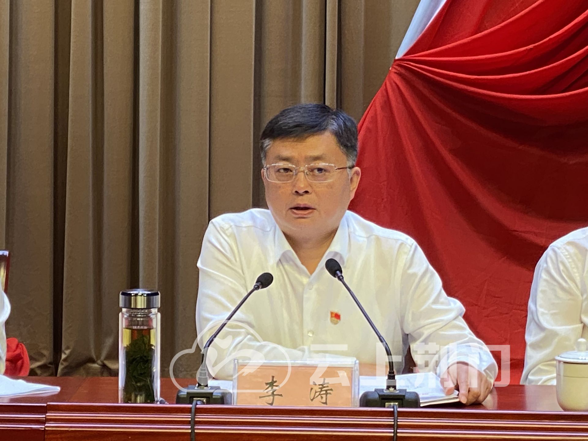 荆门市委八届九次全体(扩大)会议暨市委半年经济工作会议举行