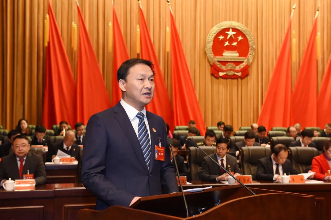 上午9时,张斌宣布:荆门市东宝区第九届人民代表大会第一次会议开幕!