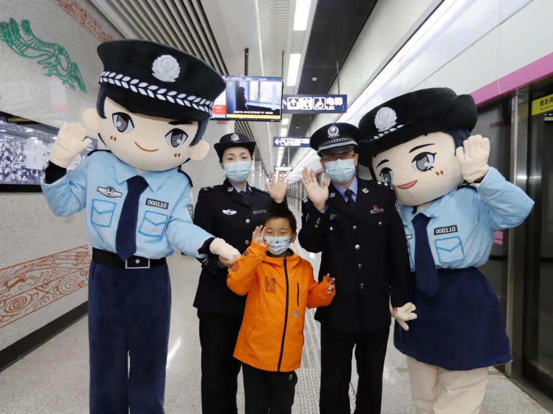 这个警察节ta们在武汉地铁出圈了