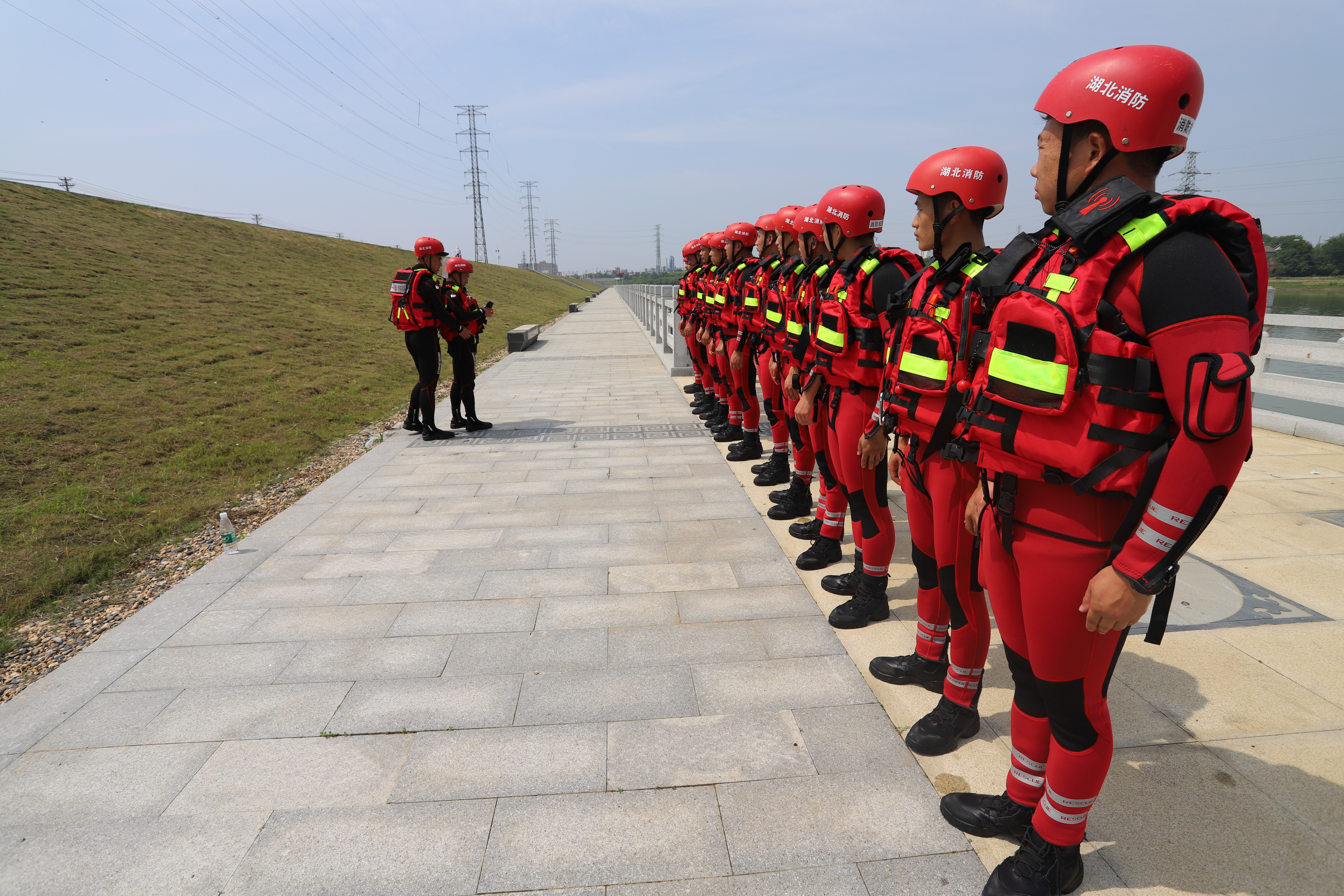 蓝朋友来了防汛抗洪拉动演练以练备战