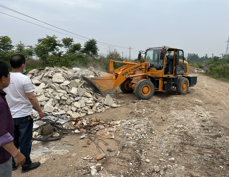 我为群众办实事荆门城管部门清理无主建筑垃圾净化城市环境