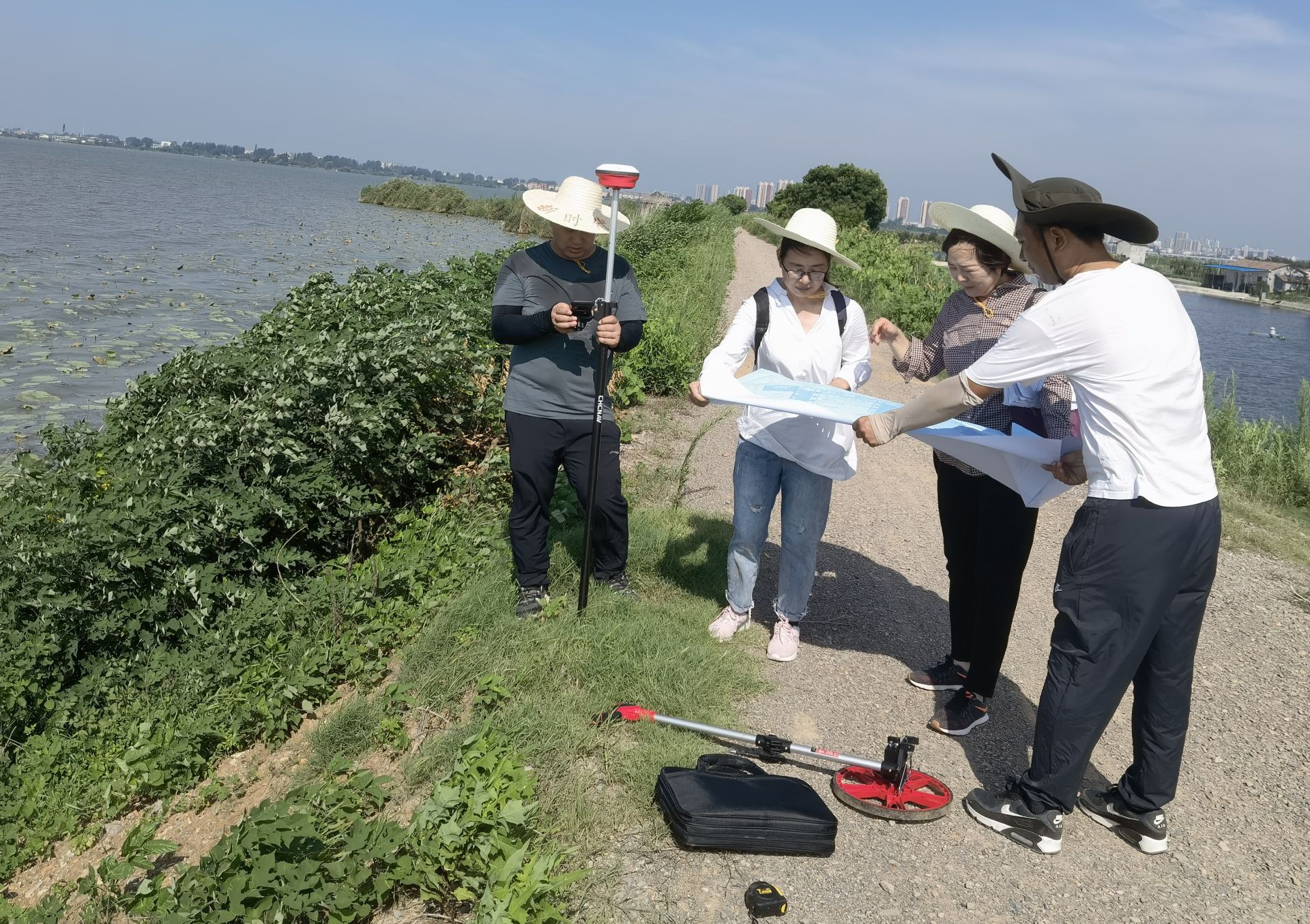 该工程通过河道清淤疏浚,改建引排水闸,生态护岸,生态修复等措施,将