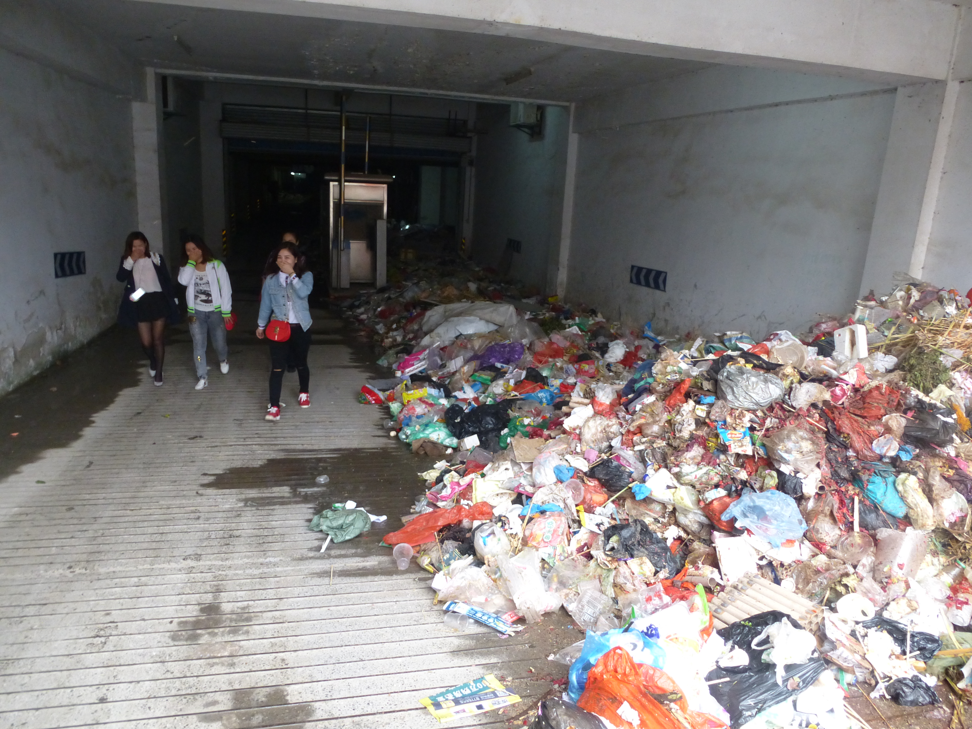 垃圾堆进地下车库为哪般物业承诺退出前将尽快整改解决