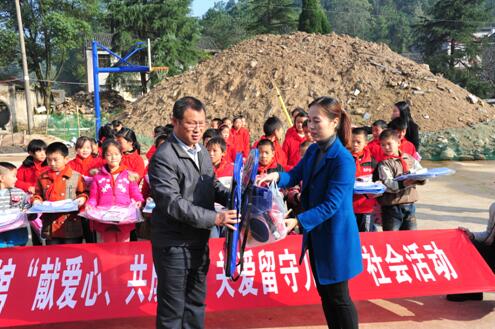 市博物馆全体党员干部来到殷祖镇洪口村洪口小学,开展"走进农村, 情系