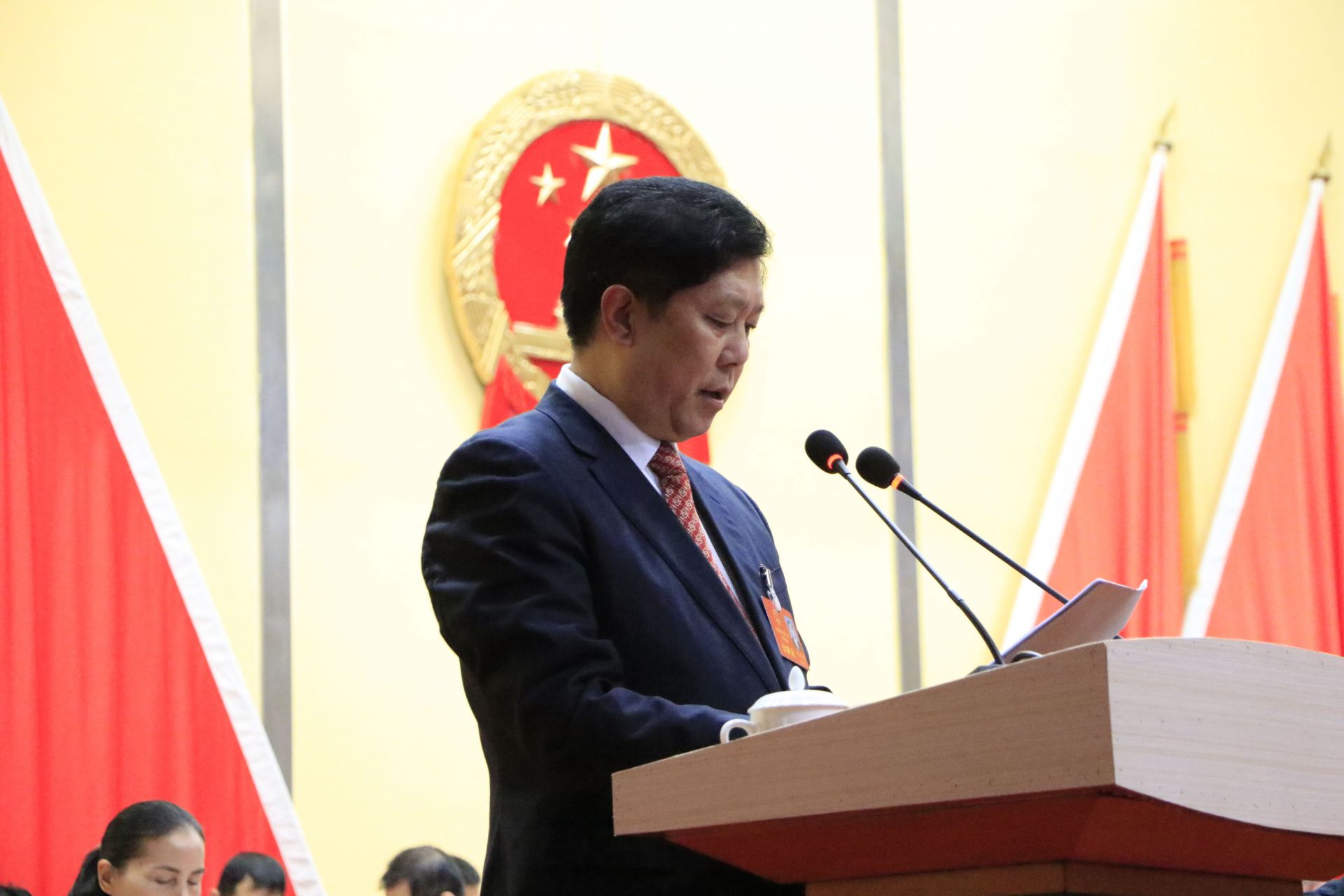 市人大常委会党组书记 副主任 刘会金:各位代表,过去一年的成绩,是