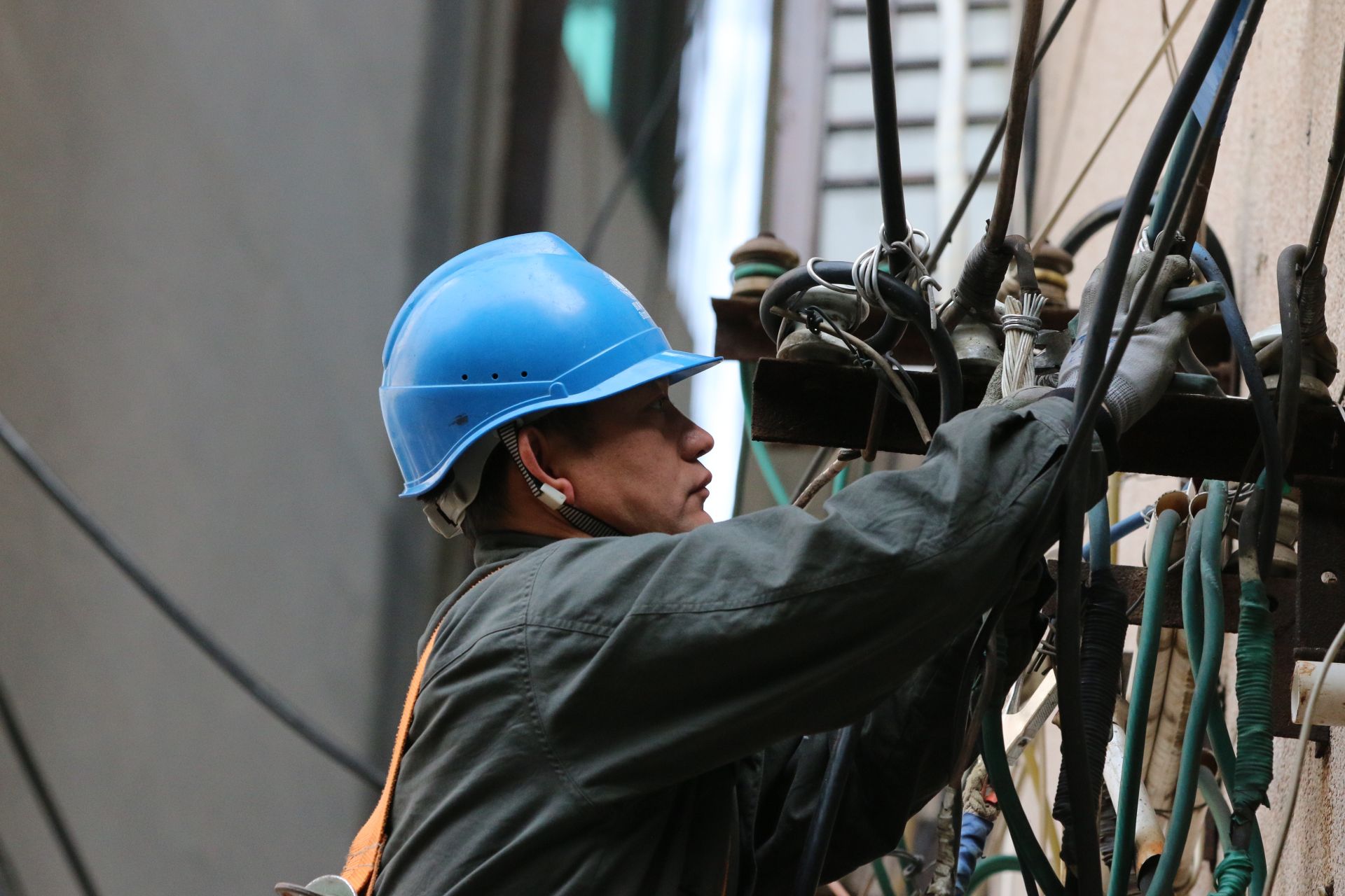 为了春节他们默默坚守岗位