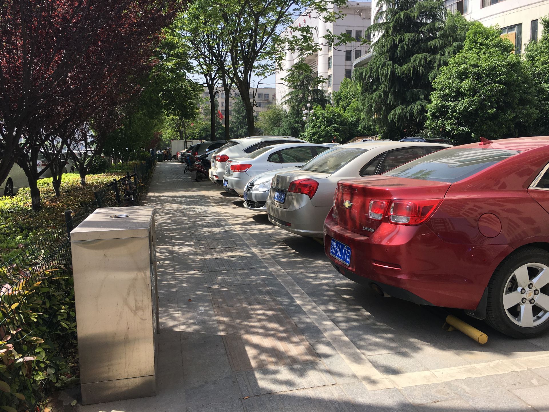 人行道上的停车位该如何存在