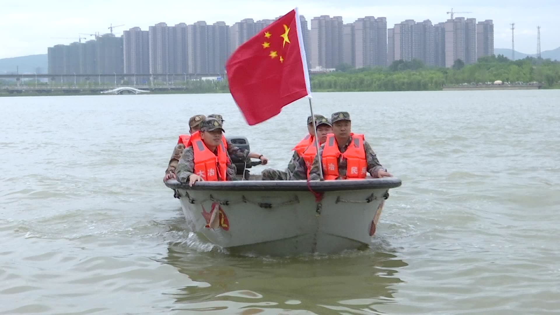 市人武部组织开展防汛冲锋舟操作手训练