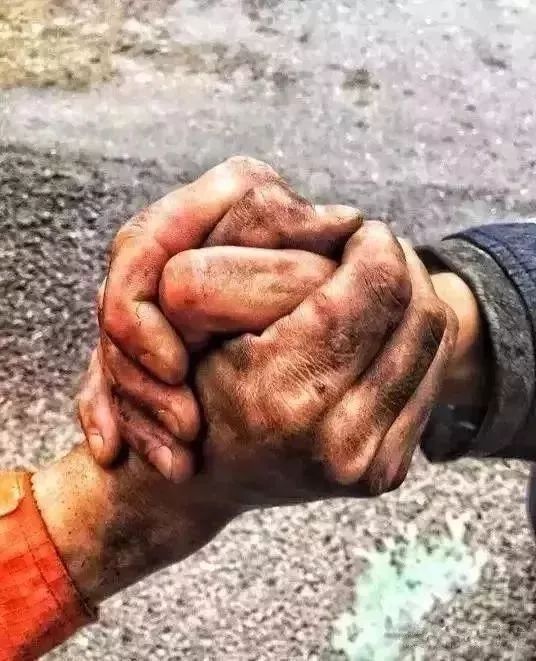 朋友圈被一张背影照刷屏这才是真正的英雄