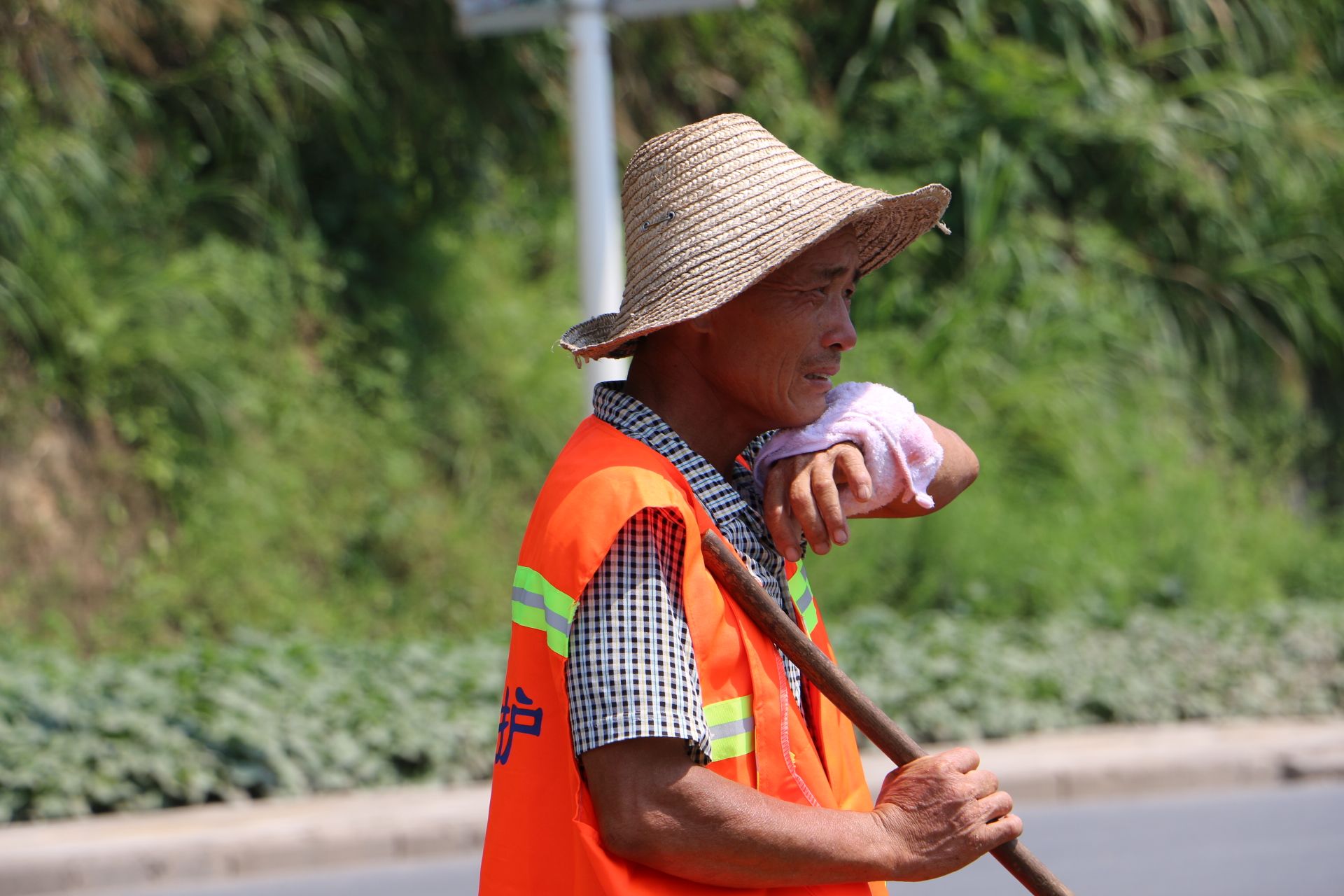 伴随着高温,用勤劳的双手,向我们诠释着属于公路人的坚守