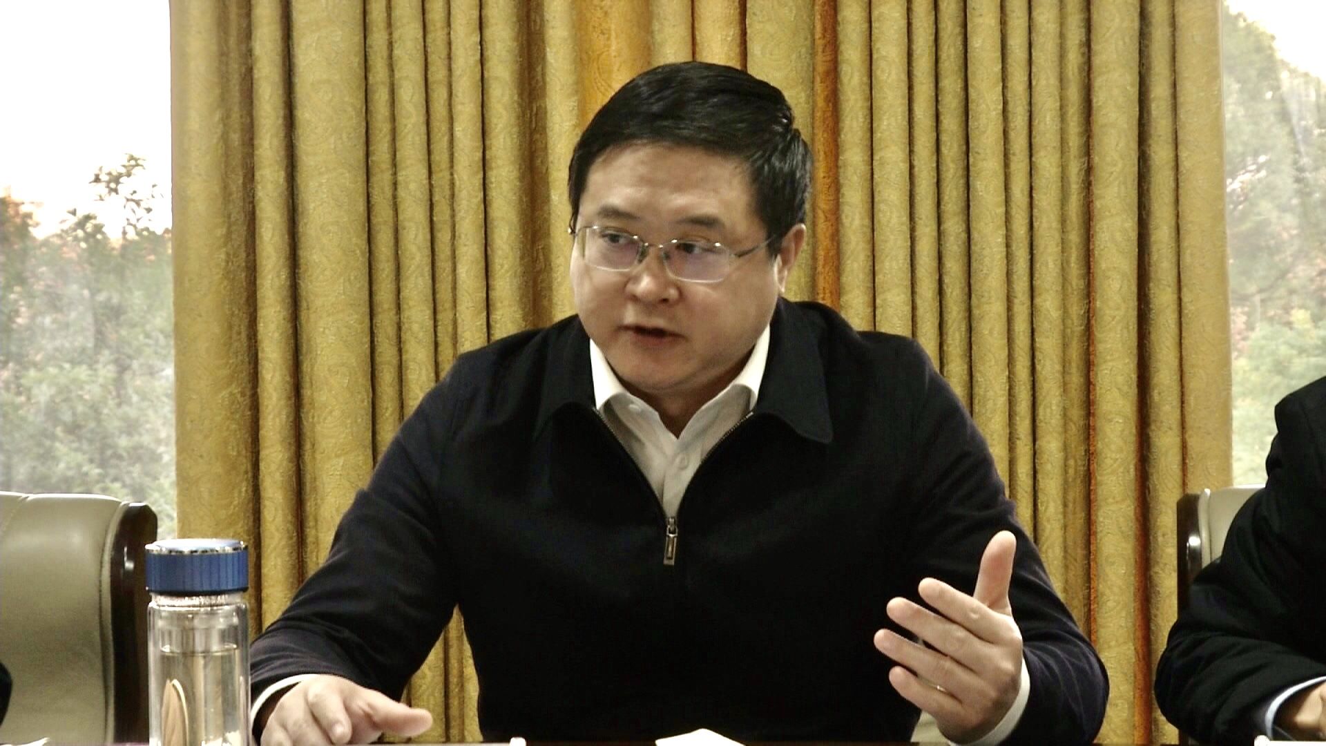 座谈会上,王刚与大冶楚商联合会会长,兴冶矿业董事长冯声波深入交流