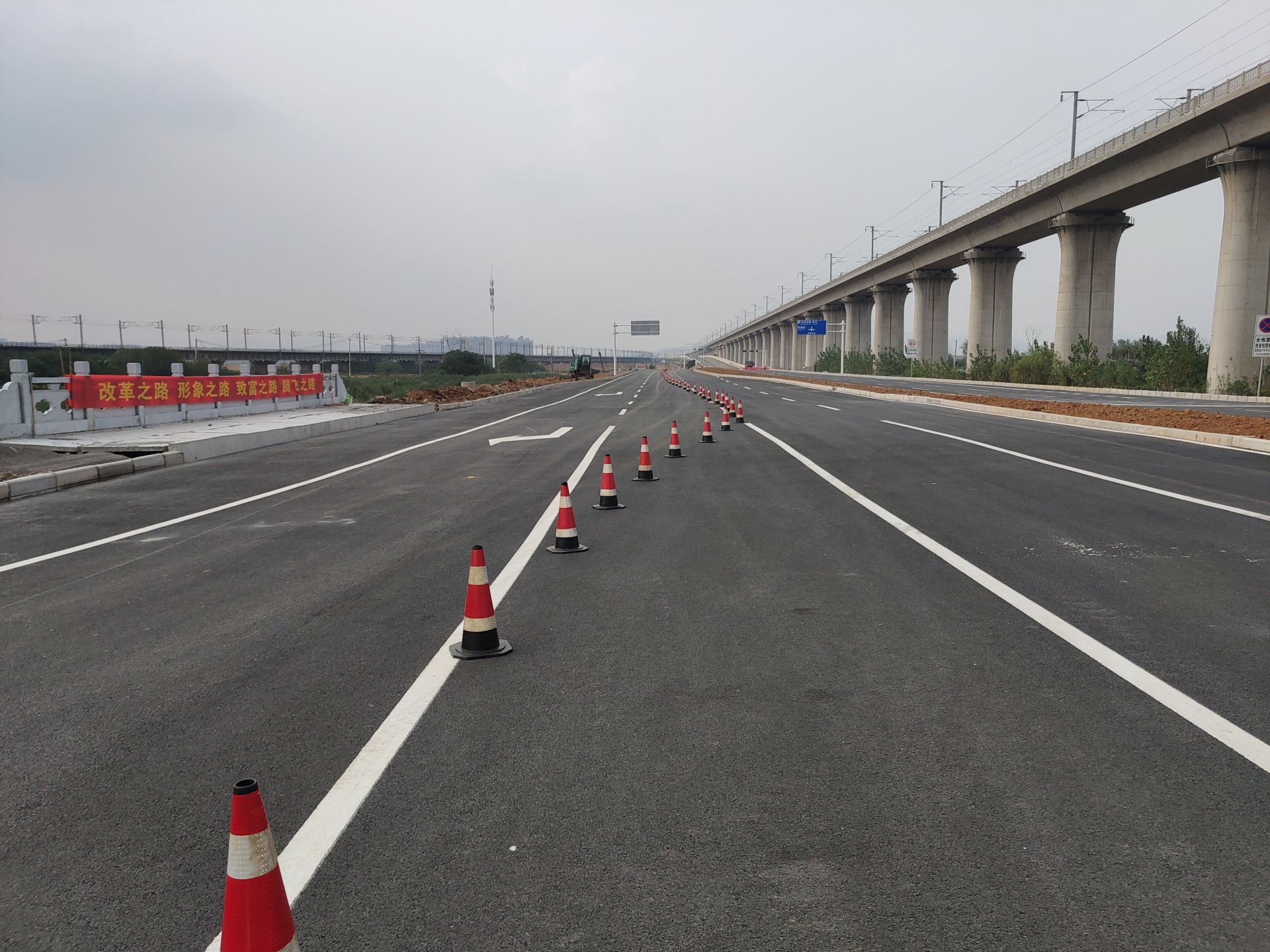 (大冶东)项目起于大冶湖特大公路桥尾,往南分别与规划中的熊家洲大道