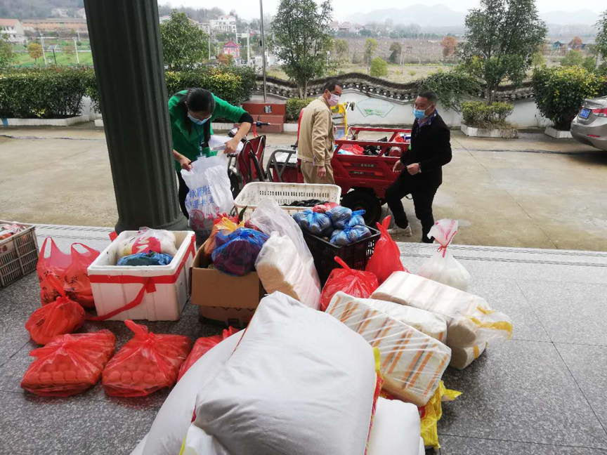 圖為保安鎮盤茶村志願者為村民代購生活物品圖為金湖街辦胡庚村志願者