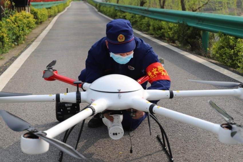 市消防救援大队携无人机巡山助力防范山火