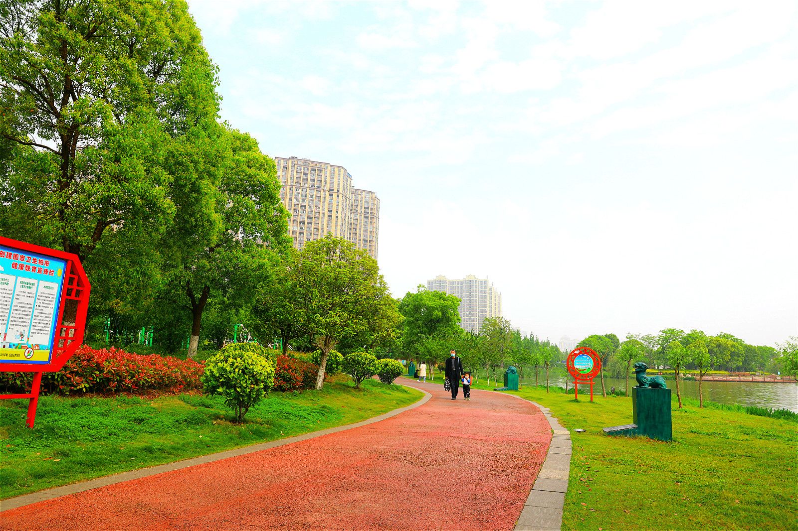 香樟花,杜鹃,美丽月见草,七姊妹……展开的笑脸,将尹家湖公园妆扮得