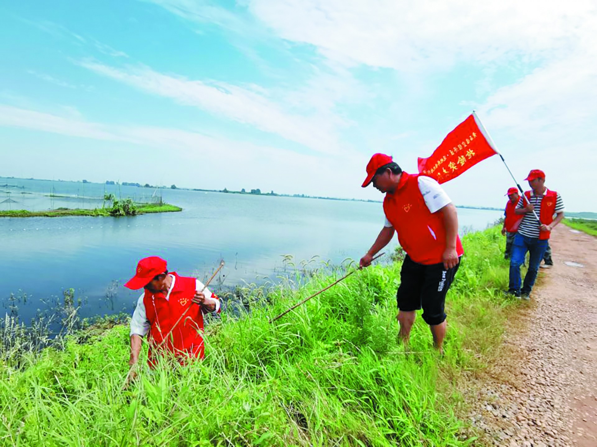 新时代文明实践志愿者 筑起防汛最美"风景线"