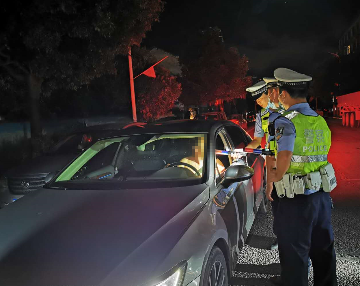 交警夜查酒駕助力文明創建