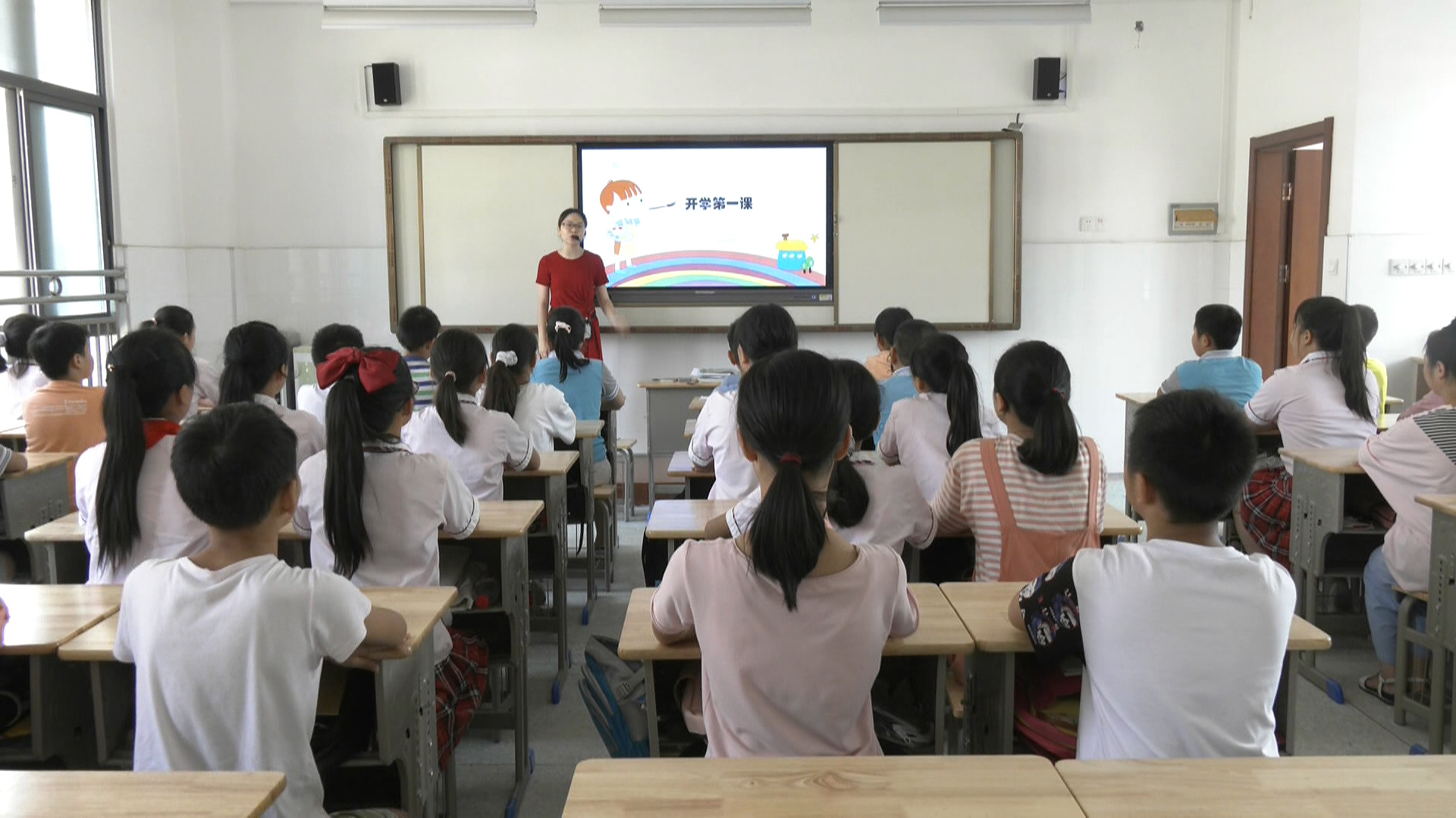 同时,尹家湖小学还组织教师开展新学期第一课,为学生讲述校园安全和