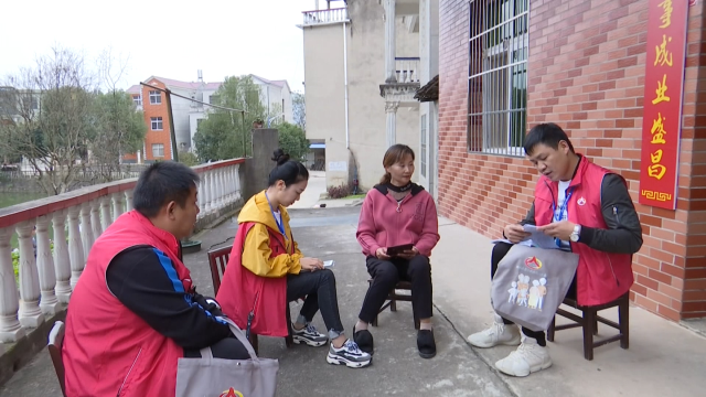 近日,在灵乡镇坳头村,身穿红马甲,佩戴统一证件的普查员携带信息采集