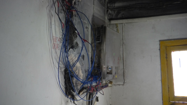 居民楼电表箱突然起火社区工作者紧急处置保民安