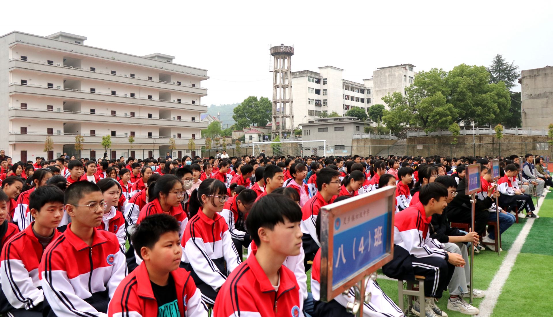法治教育进校园以法为名护少年大冶市人民法院法官黄静到灵乡中学讲