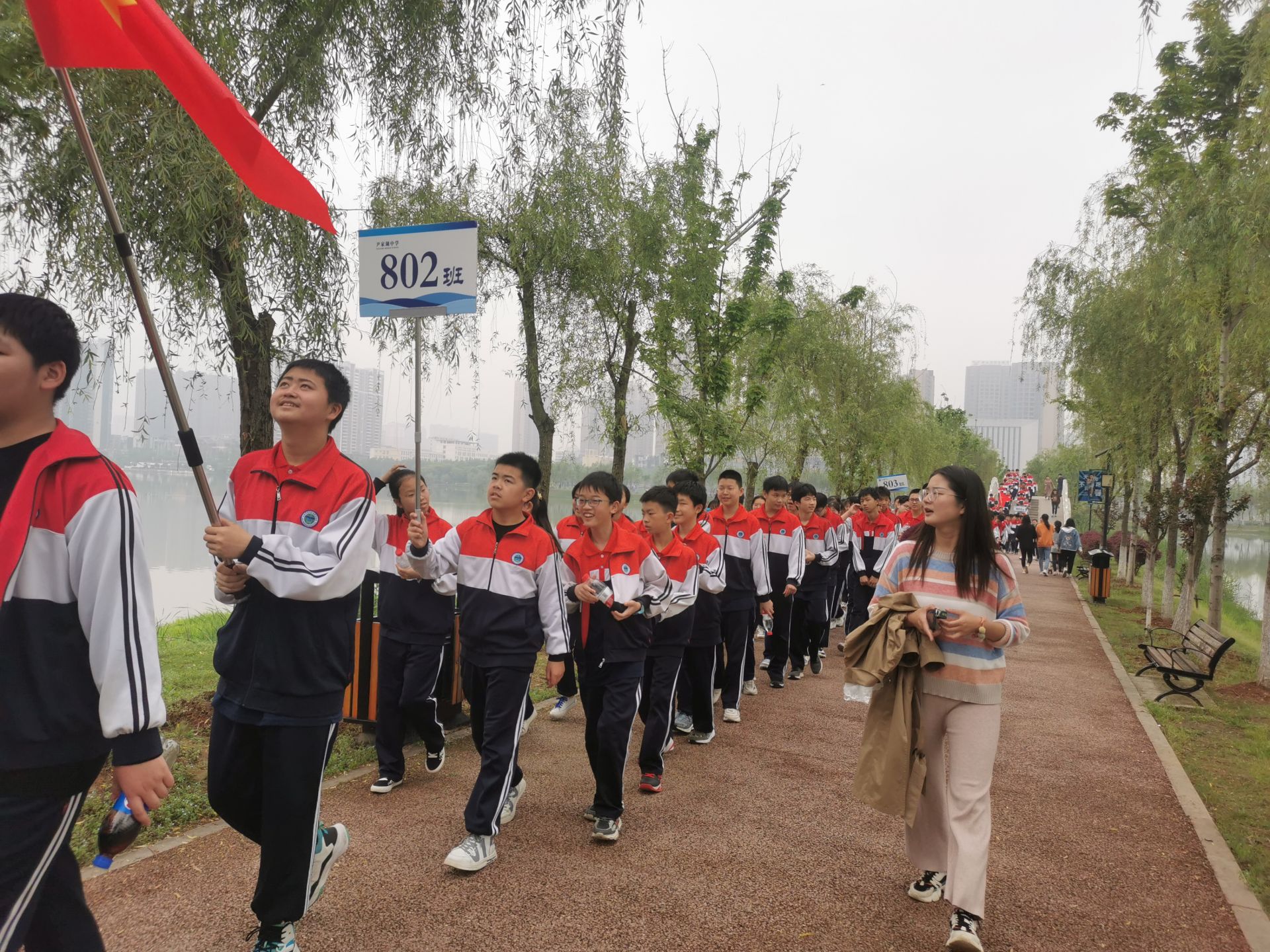 徒步感受家乡美 激发师生爱党情——尹家湖中学开展庆祝建党100周年