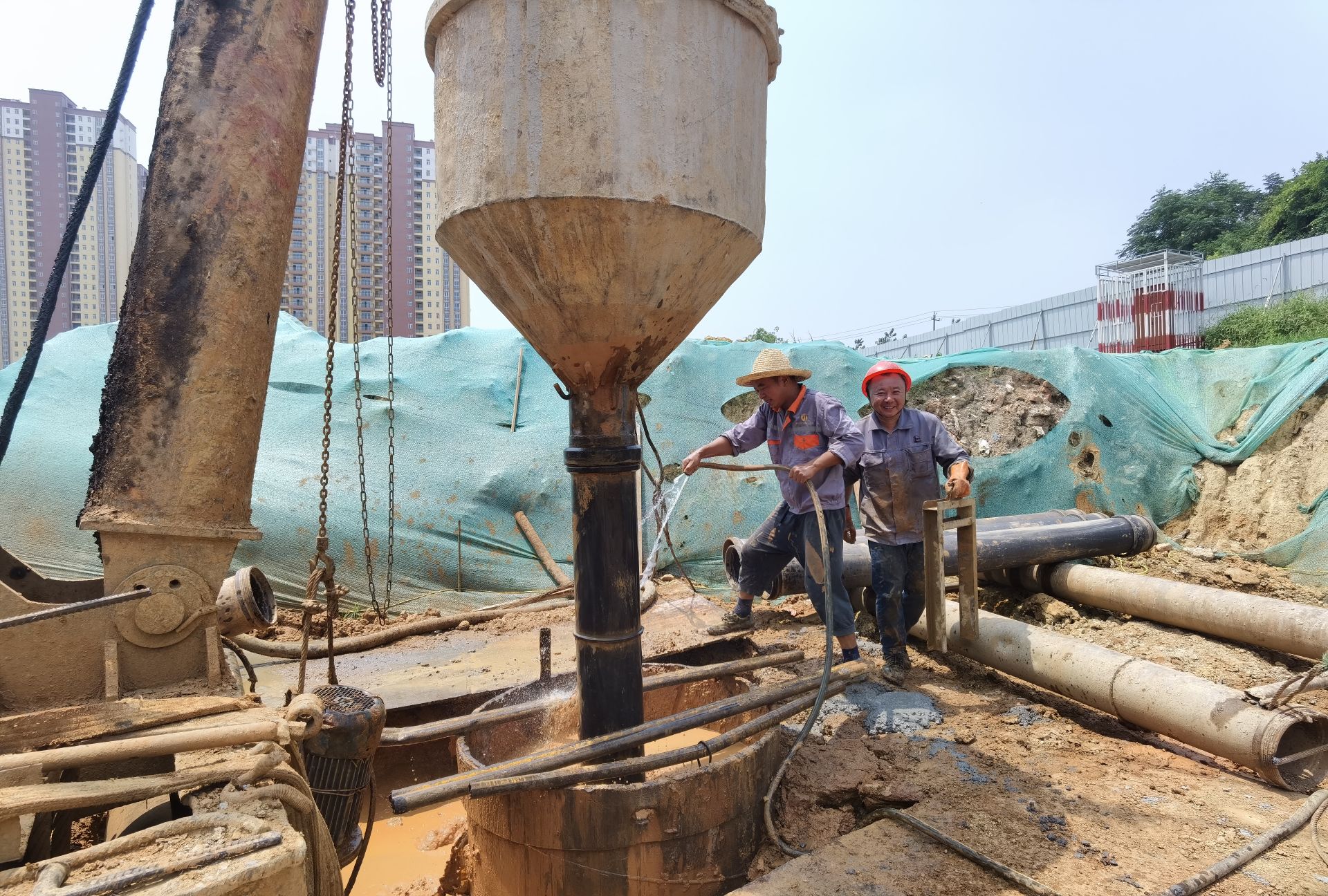 高温下的劳动者打桩工桩机部件隔层手套也烫手