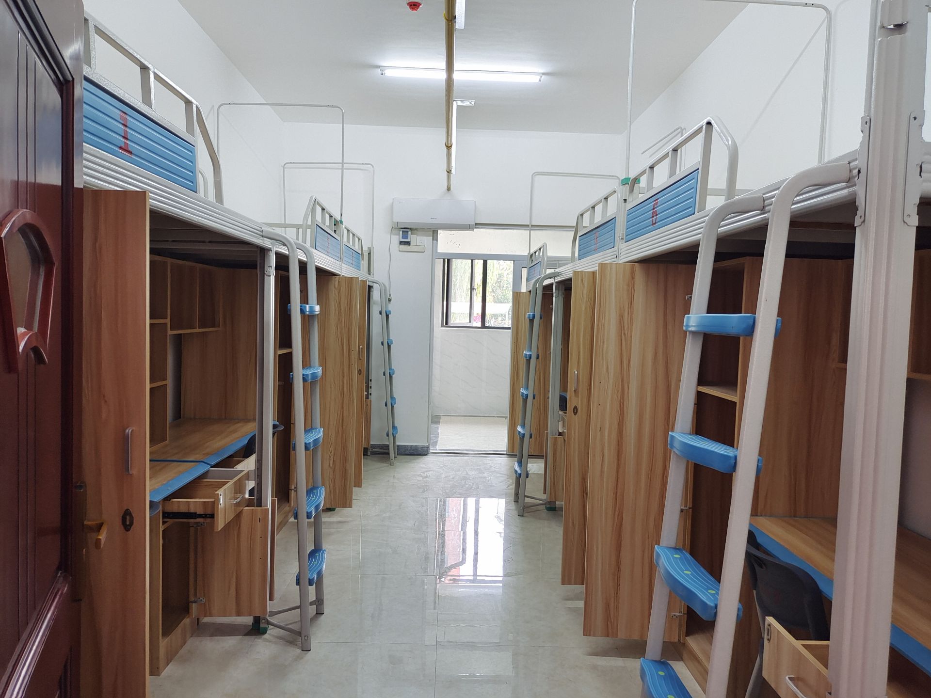 寝室按照大学学生公寓标准设计,以六人间为主(兼有二人间,四人间).