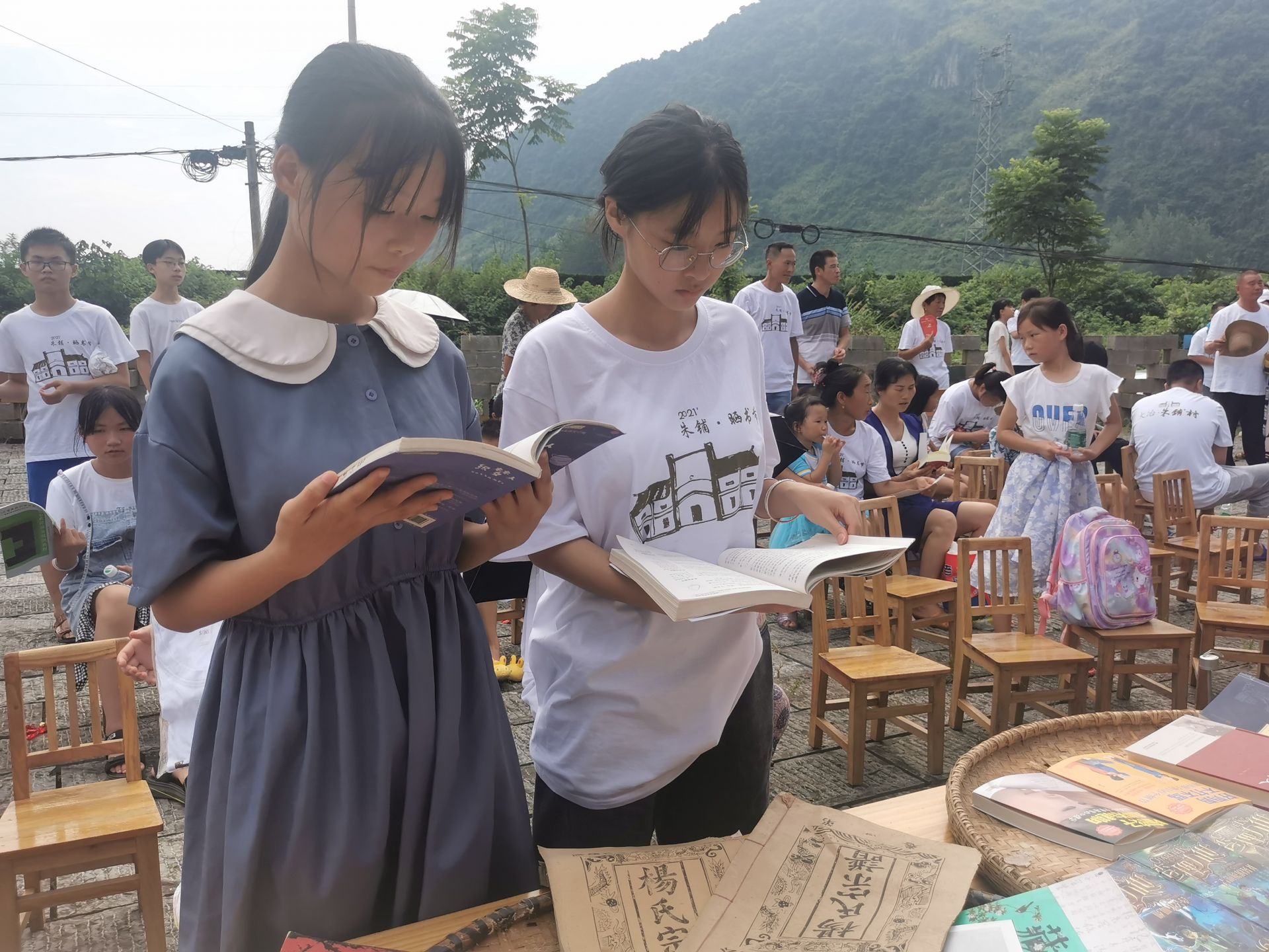 采用文化扶贫方式阻断贫困代际传递,一年一度的晒书节已成为殷祖镇朱