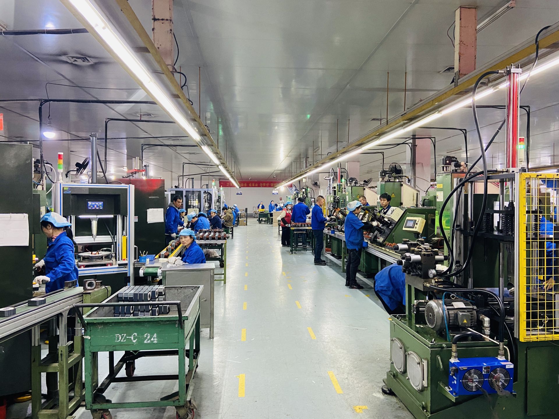 工人们在流水线上有条不紊地进行电机产品的加工,组装,包装等各道工序