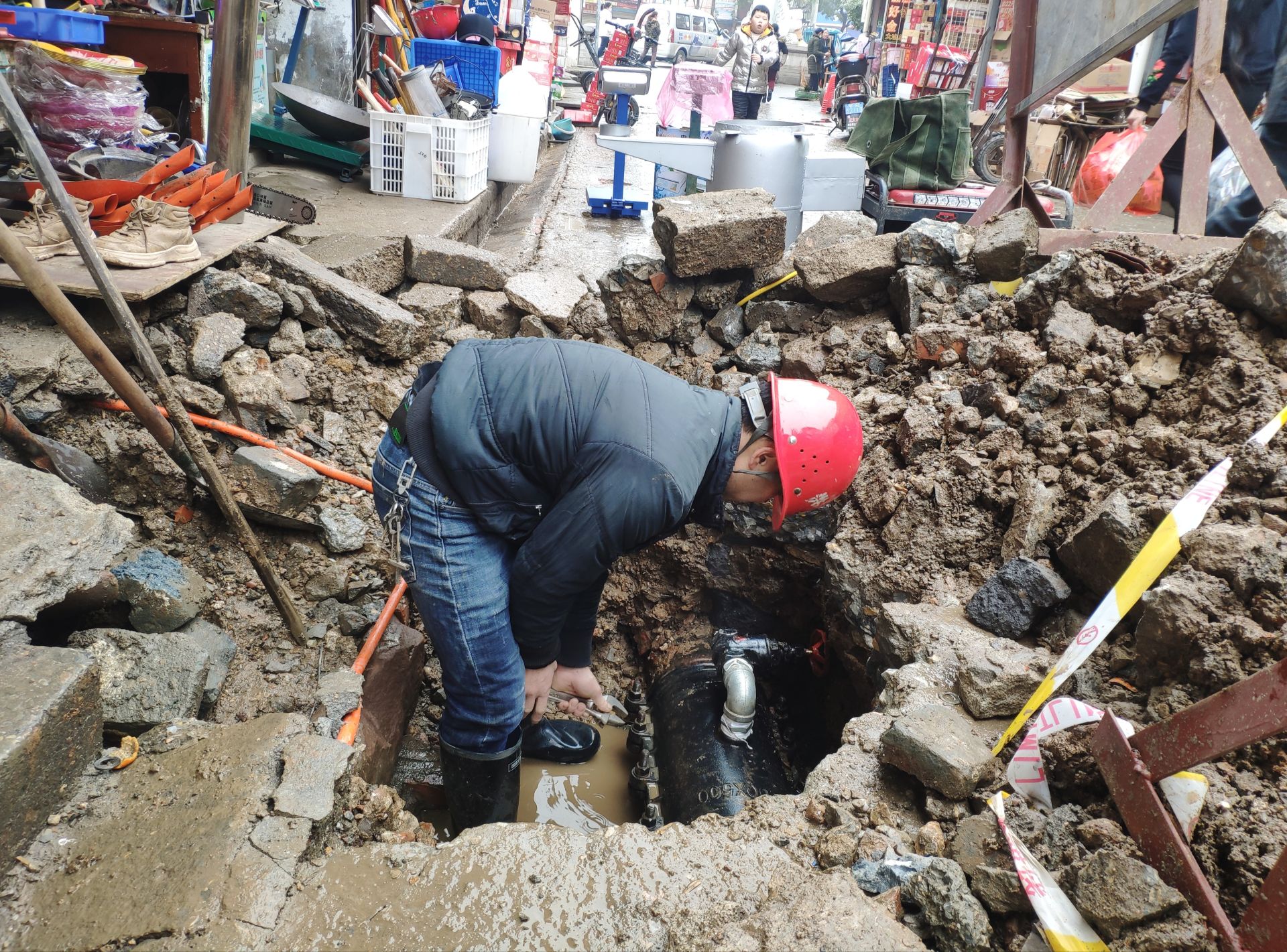 "这么冷的天气,抢修工人穿着雨鞋,戴着手套,抓紧抢修,真的不容易,非常