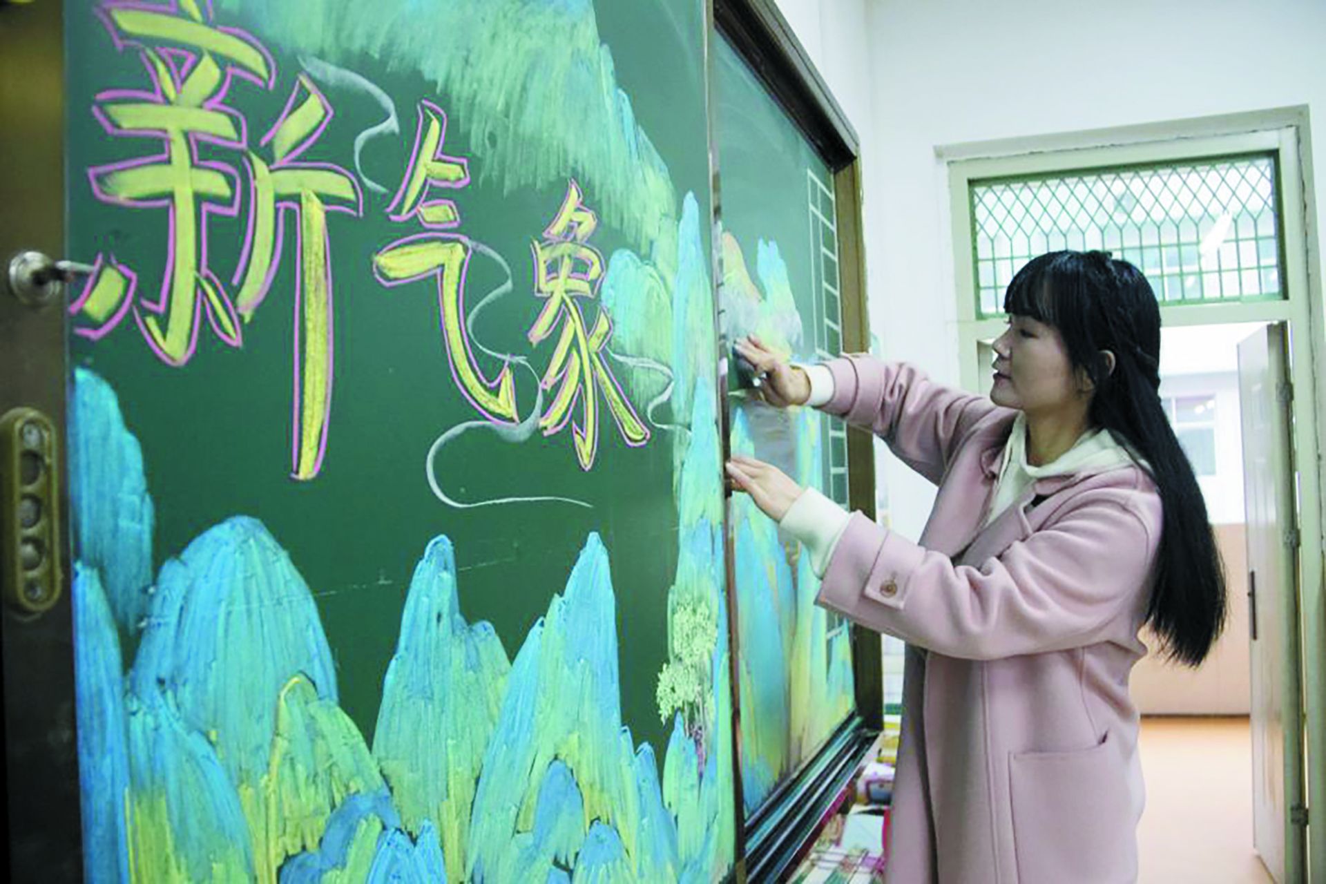她只是随性而为,在黑板上手绘了因虎年春晚走红的北宋名画《千里江山