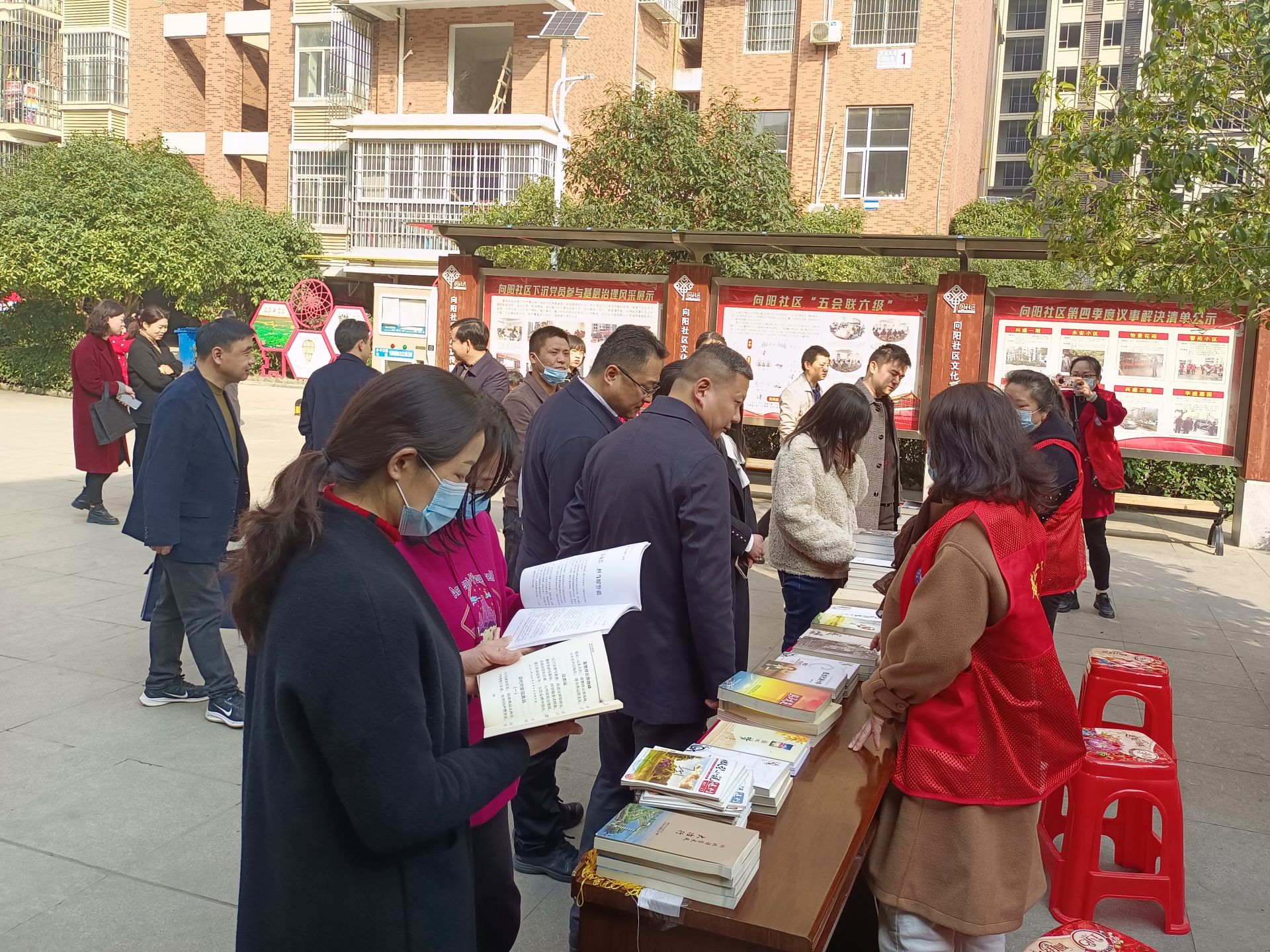 近日,市图书馆的"流动图书车"驶进了向阳社区