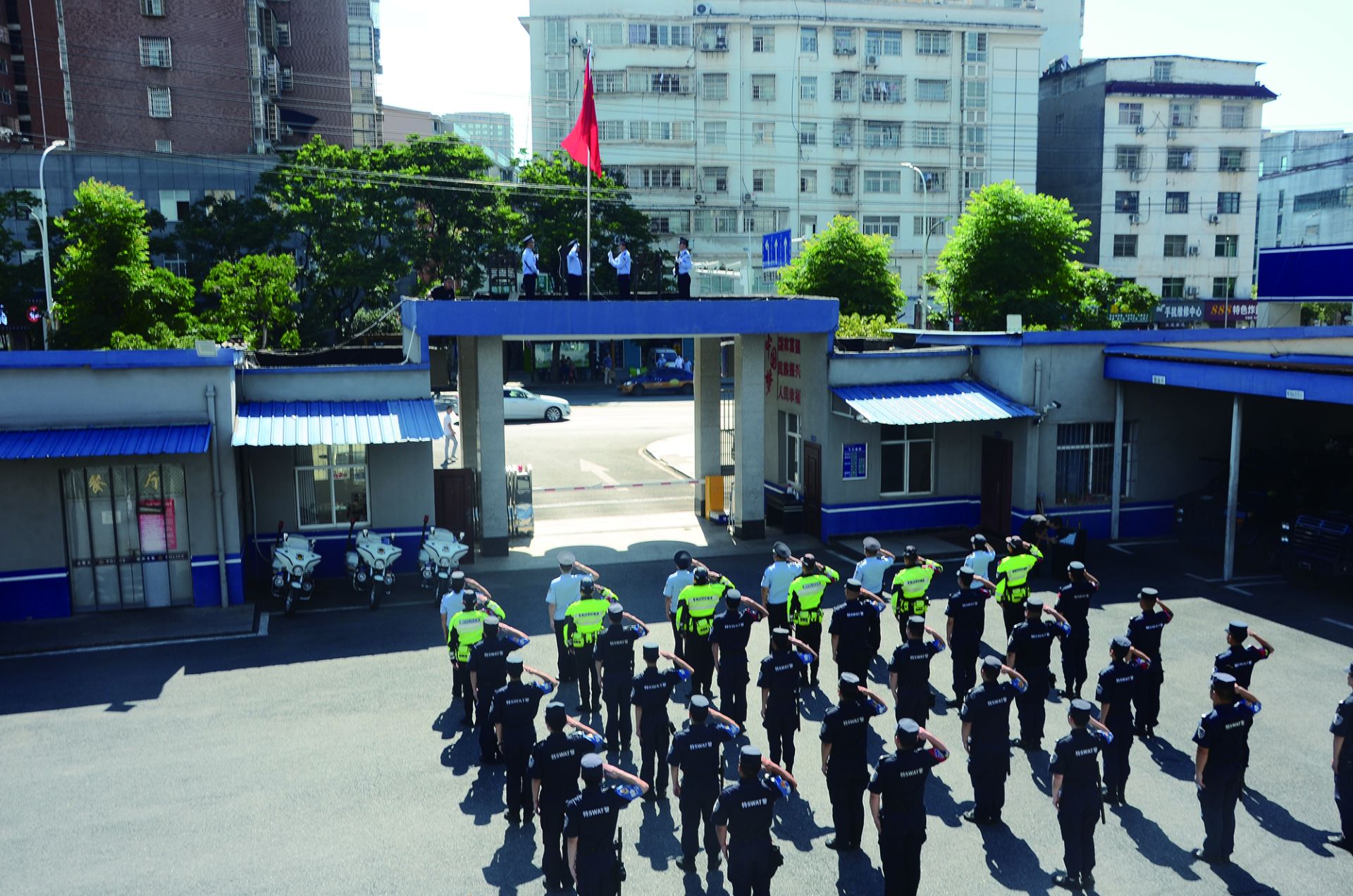 图片新闻市公安局巡警大队开展升国旗温誓词主题党日活动