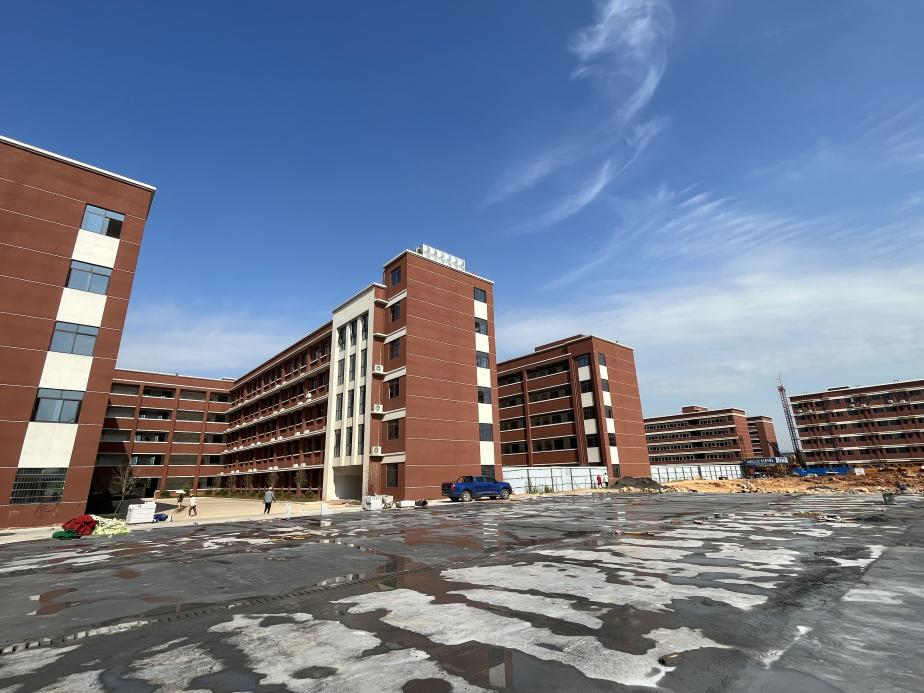 华中学校新校区紧锣密鼓做好开学准备工作 _云上大冶