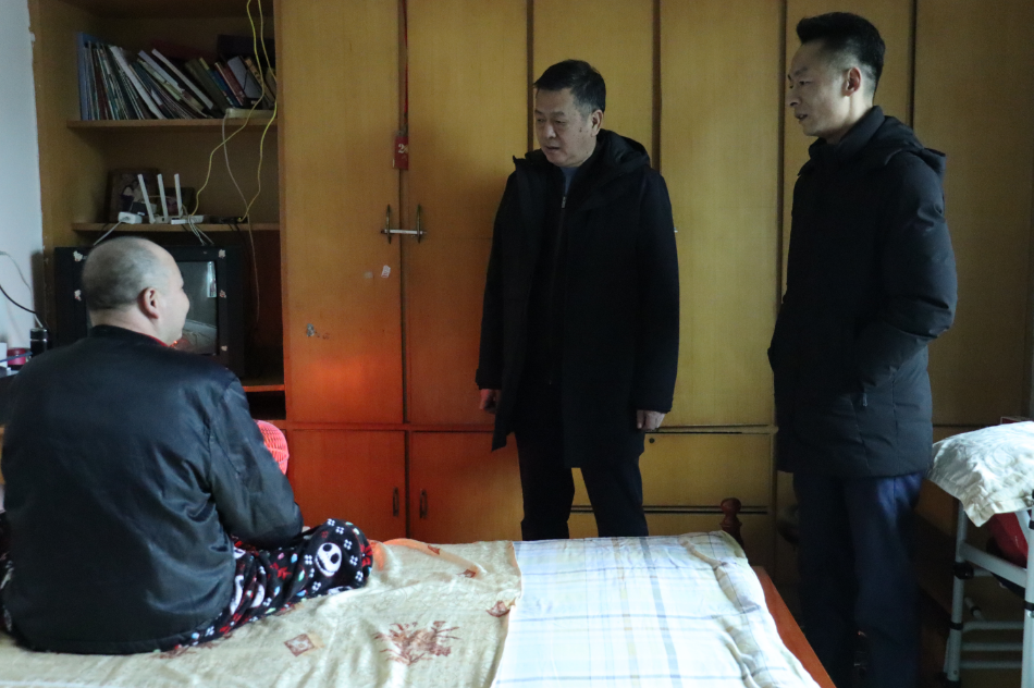 江龙平看望了"全省优秀党务工作者"柯青松等人,对他们在全市各项工作