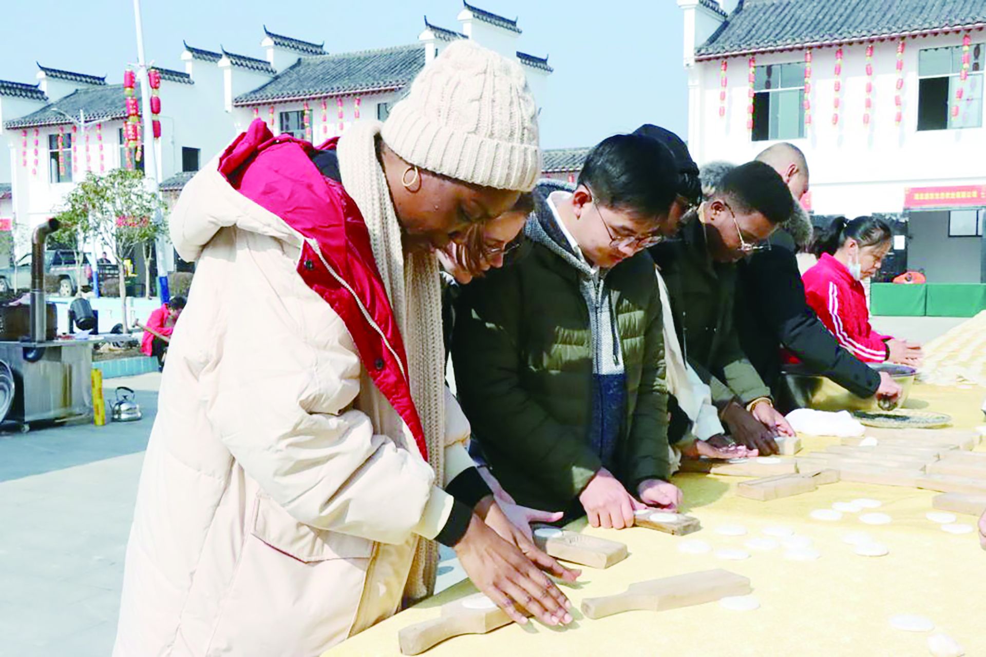 留学生邵力兴奋地说,"我早就听闻中国的旅游金牌小吃——龙凤山印子粑