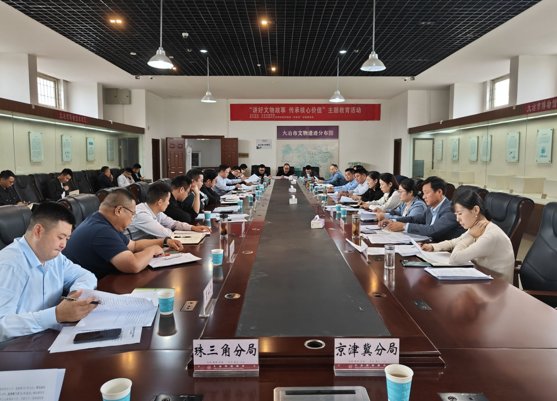 市委常委,市委统战部部长李祥坤主持会议.