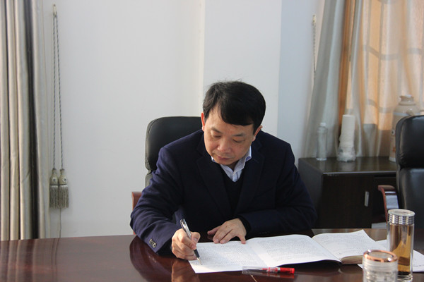 梁早阳在开发区班子会上强调坚持五个不动摇做到五个始终全面推进从严