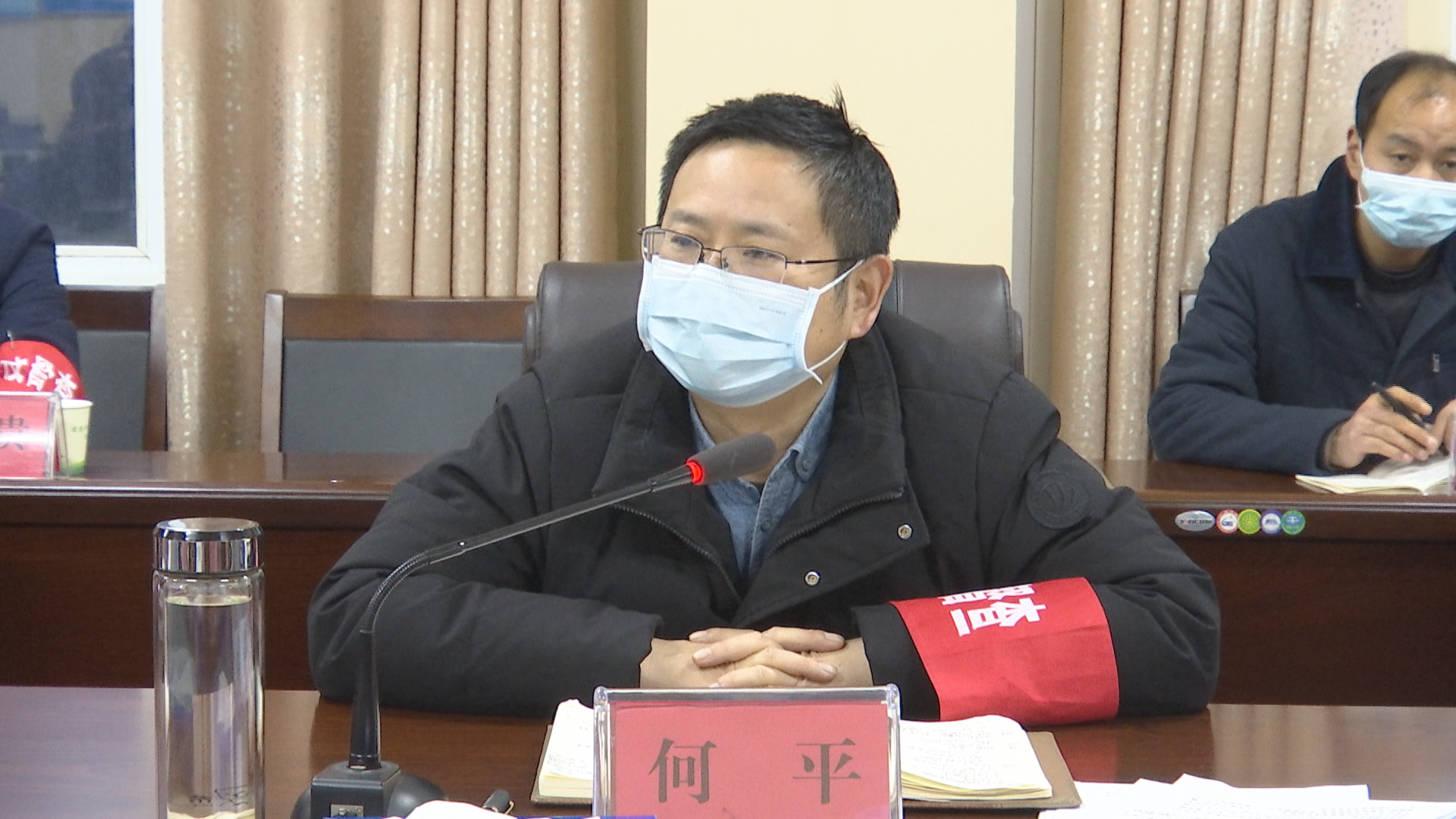 市委书记何平出席会议并讲话,市长郭志泉主持会议,市领导周正清,文