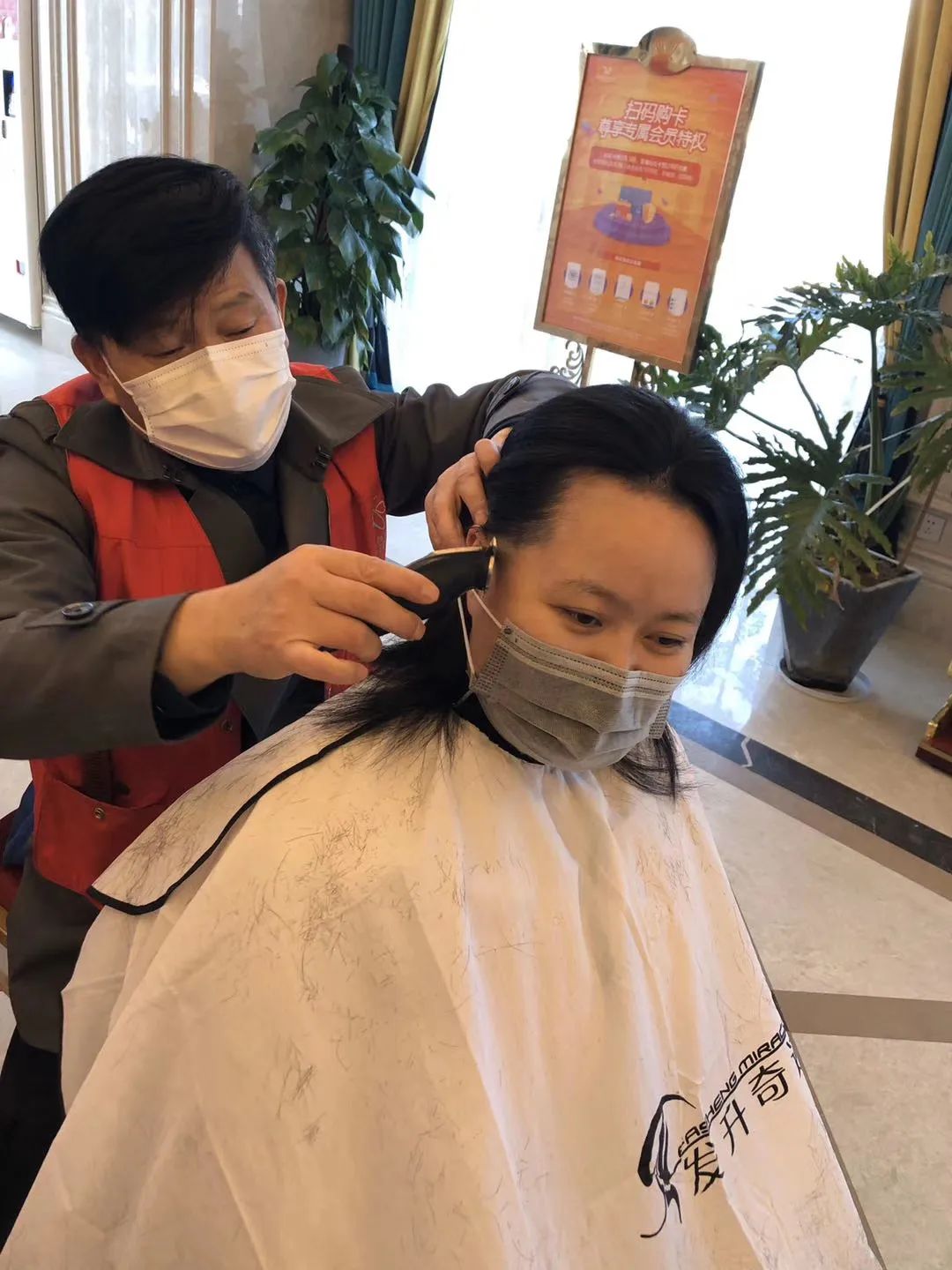 今天是龙抬头他拄着拐杖为医护人员免费理发