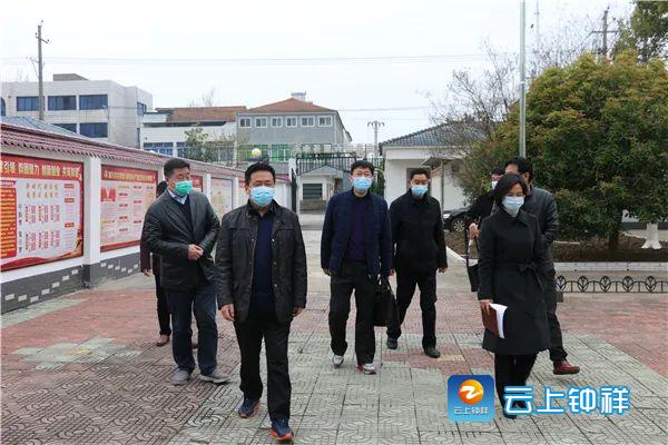 根据文件要求,由市人大常委会主任李定建对钟祥市检察院包联的丰乐镇