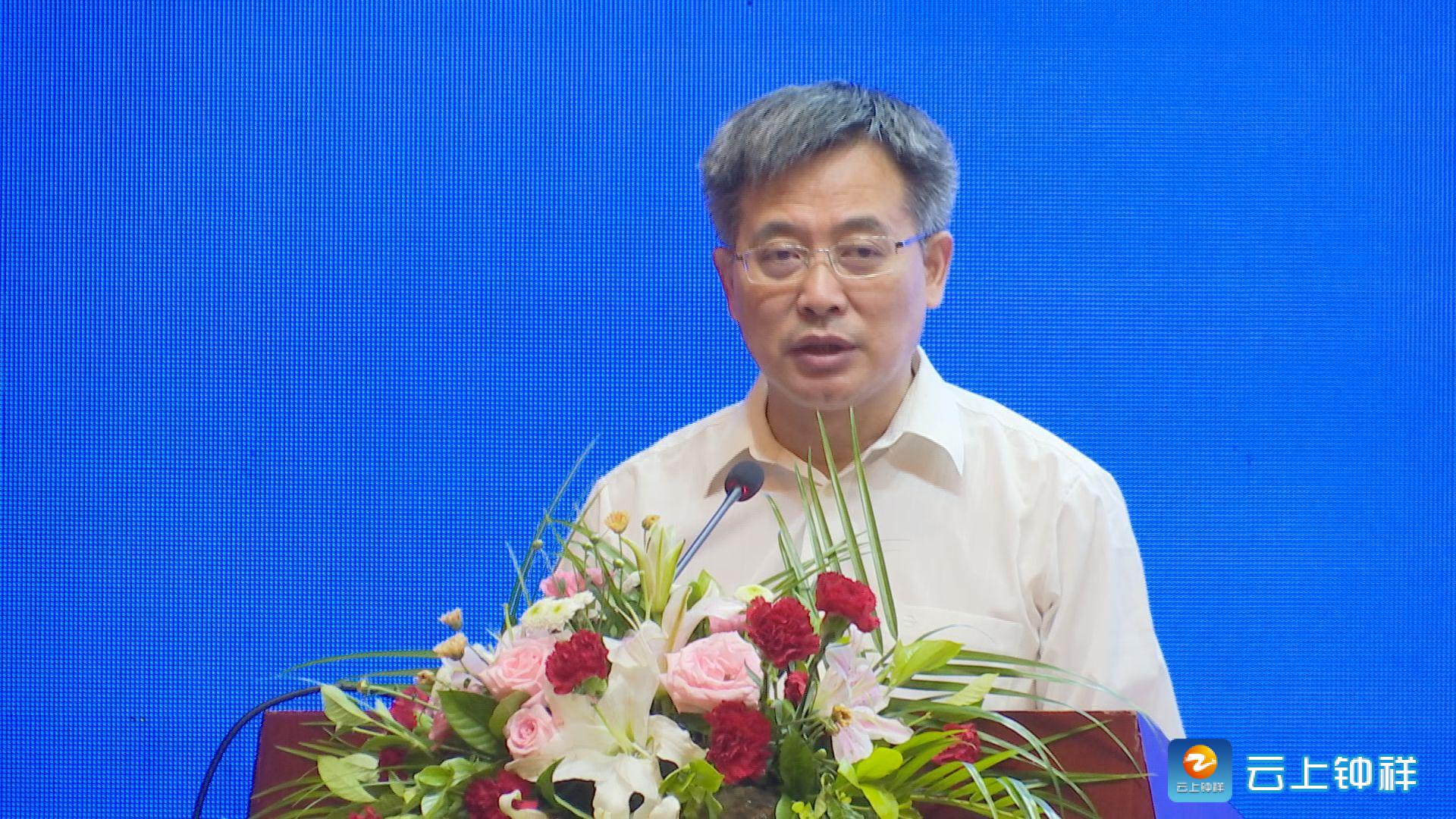 成员,副厅长董长麒,荆门市副市长胡小国,钟祥市市长郭志泉出席会议
