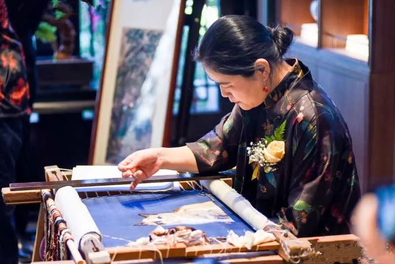 作者和潘氏建英绣庄庄主潘老师合影作者在潘氏建英绣庄留影作者和苏绣