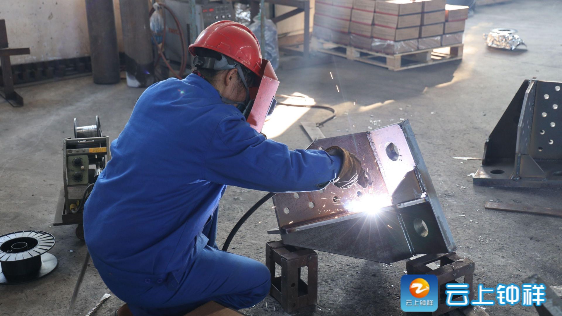 和丈夫在武汉造船厂工作了5年,熟练掌握了熔焊,压焊,钎焊的焊接技巧
