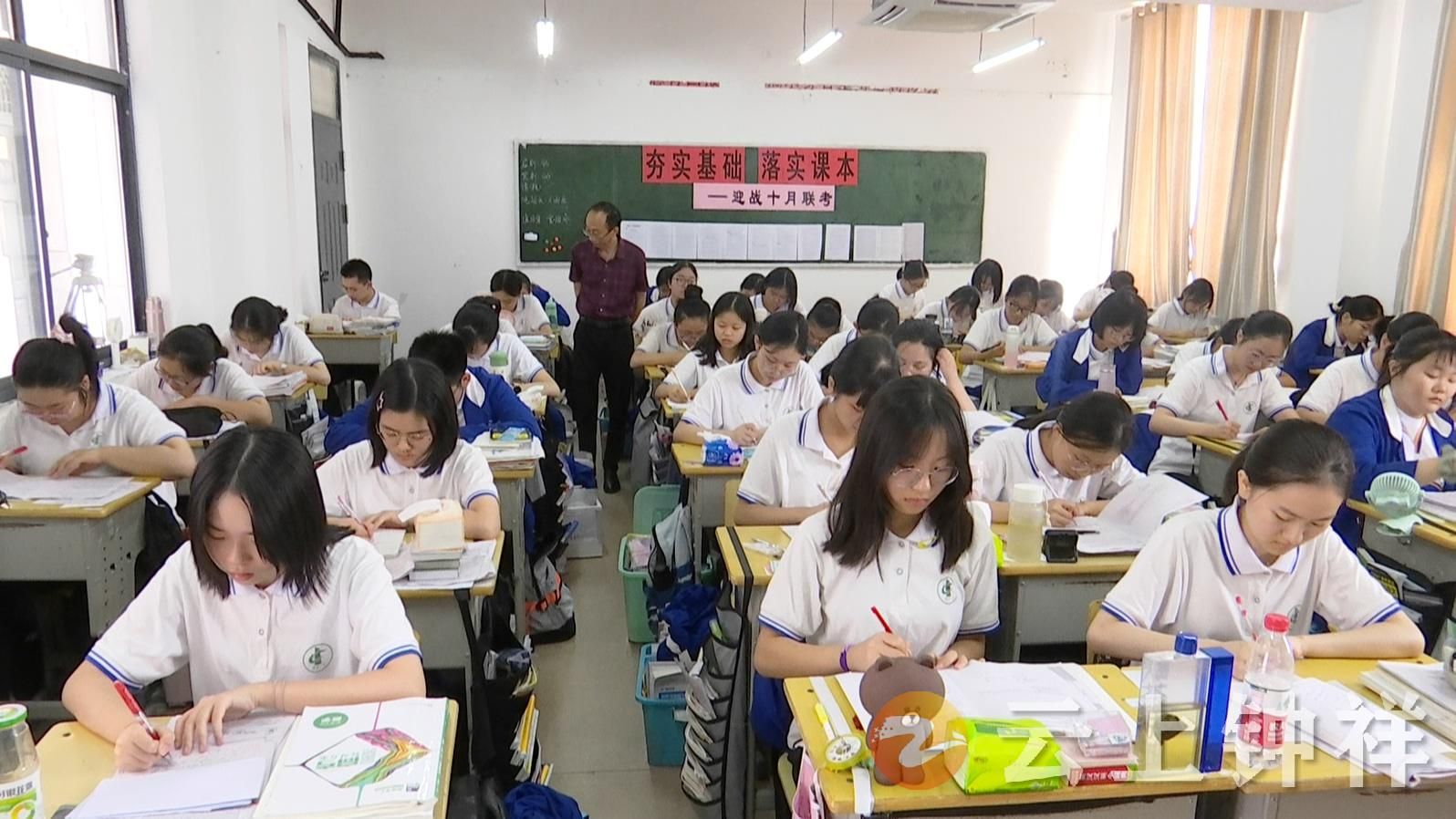 范德宪37年三尺讲台育桃李一支粉笔写春秋