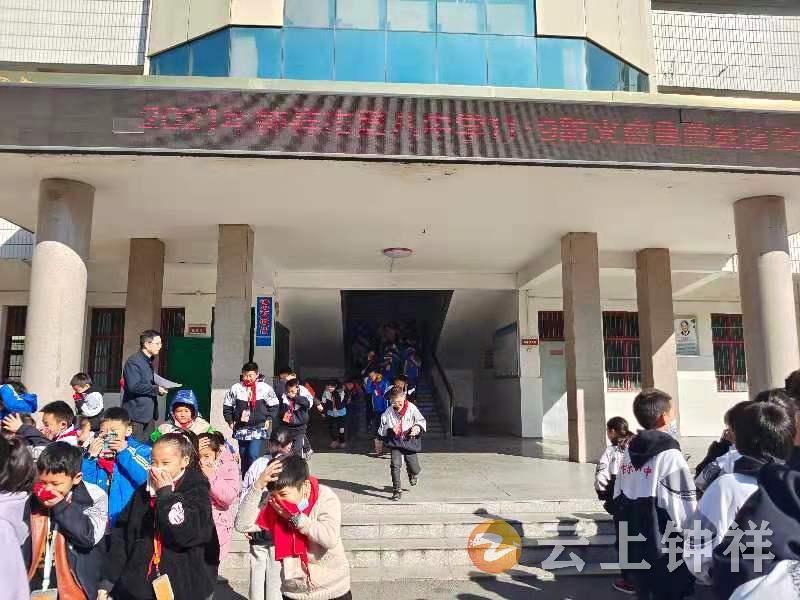 钟祥市八中开展消防安全演练